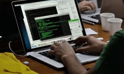 代碼與情感的斷裂 當技術開發(fā)者的婚姻遭遇網絡迷思